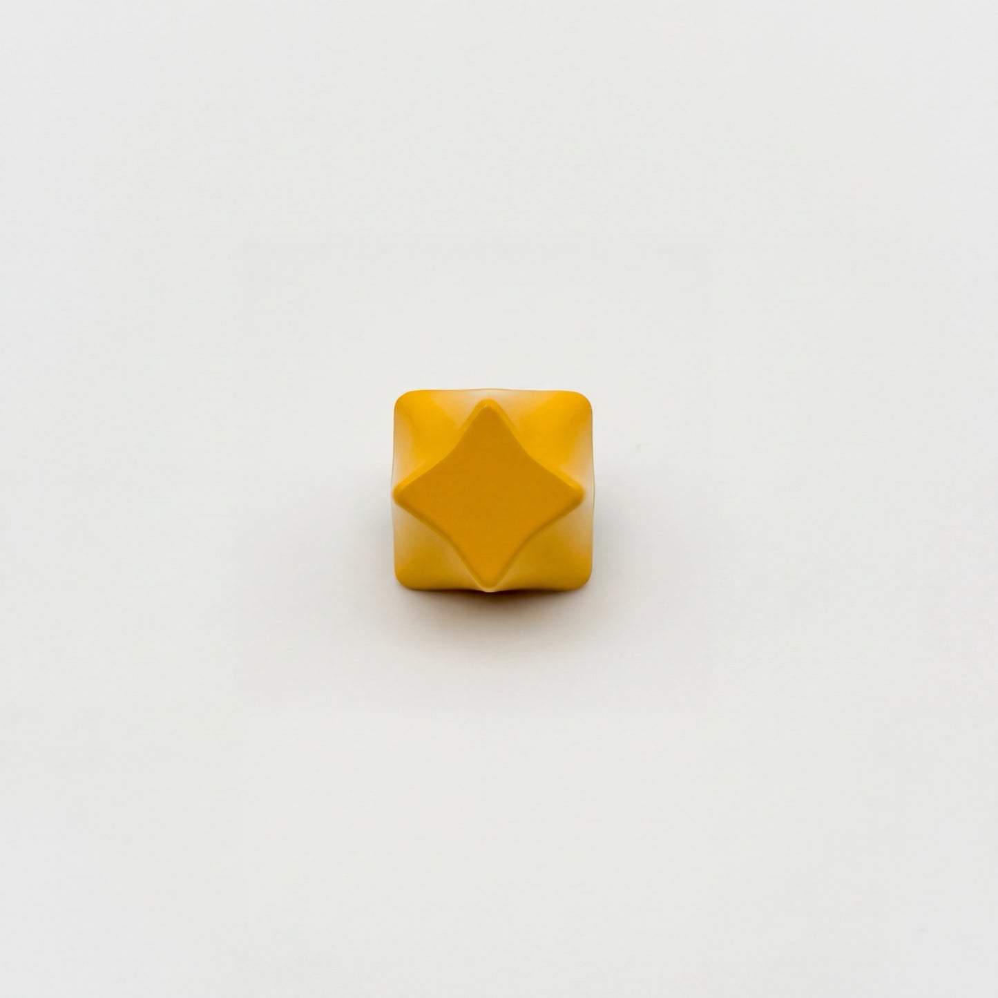 Four-point star artisan keycap golden yellow zinc alloy sculpted 3D relief angle view