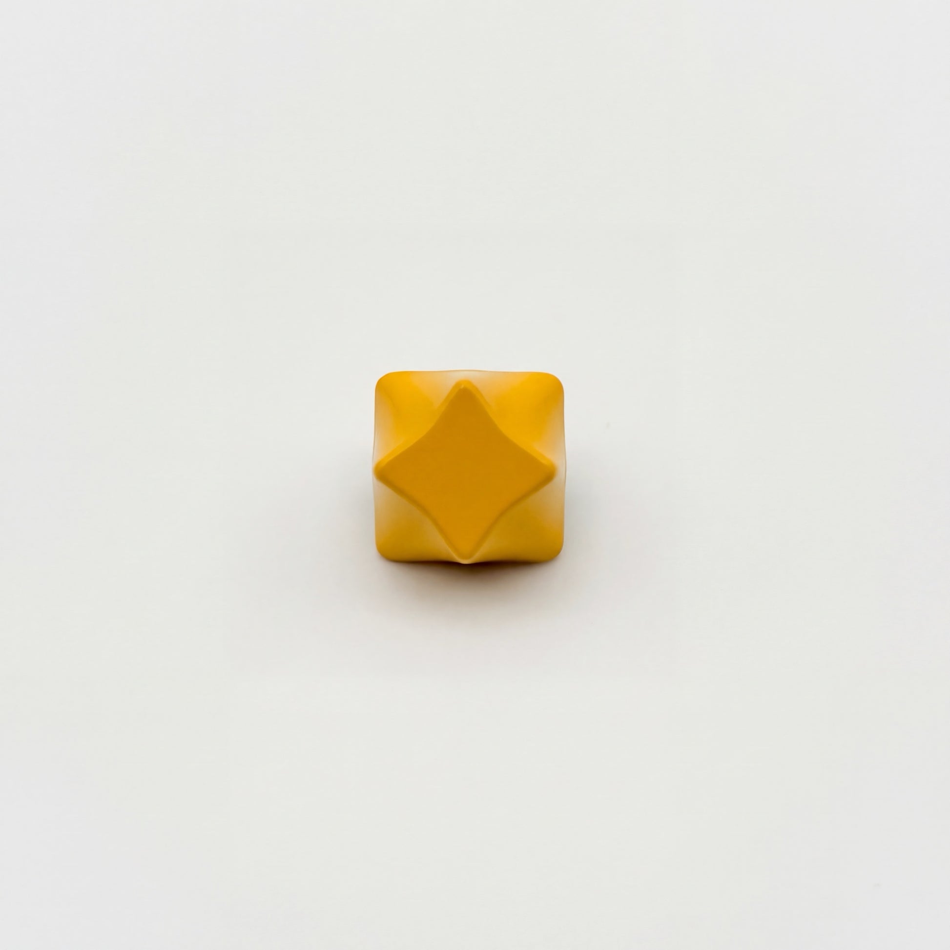 Four-point star artisan keycap golden yellow zinc alloy sculpted 3D relief angle view